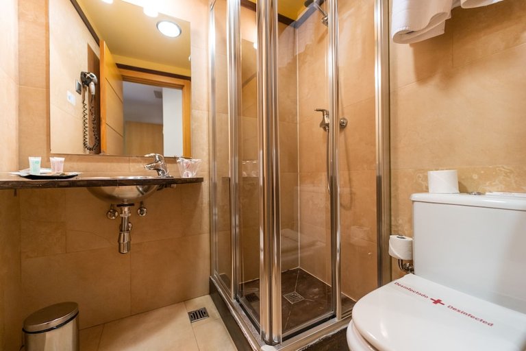 Bathroom 3, Hostal El Pasaje, Madrid