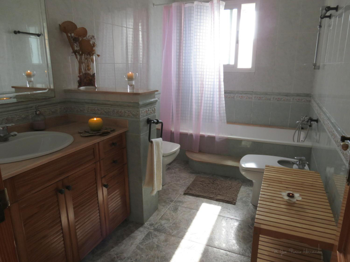 Bathroom, La Casa de la Lluna, Tarragona