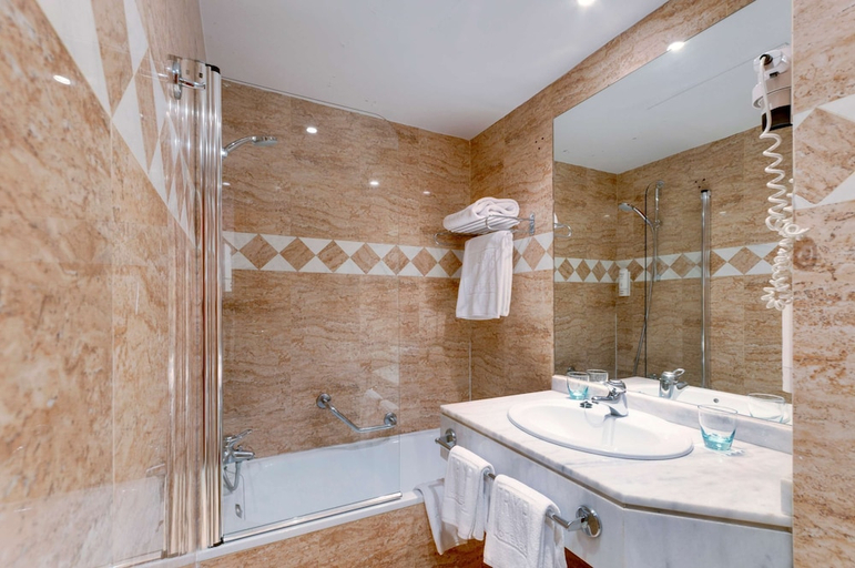 Bathroom, Hotel Madrid Centro Affiliated by Meliá, Madrid