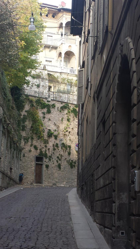 Others 4, Jackie O' a la maison, Bergamo