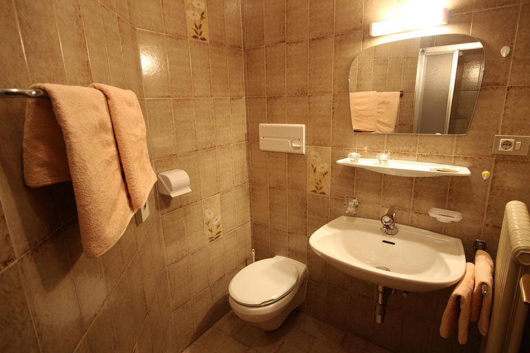 Bathroom 5, Pension Feldgärtenhof, Bolzano