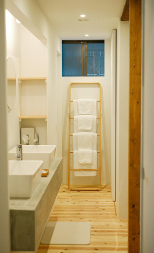 Bathroom 3, A day in khaki, Kyoto
