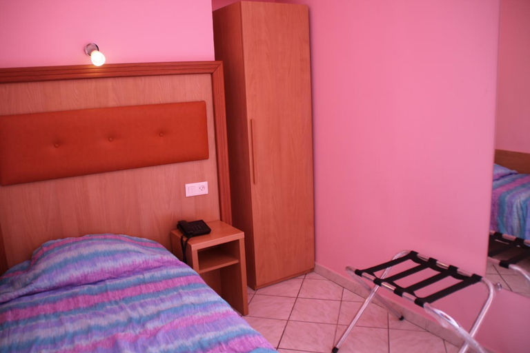 Bedroom 3, Hotel Lutetia, Hautes-Pyrénées