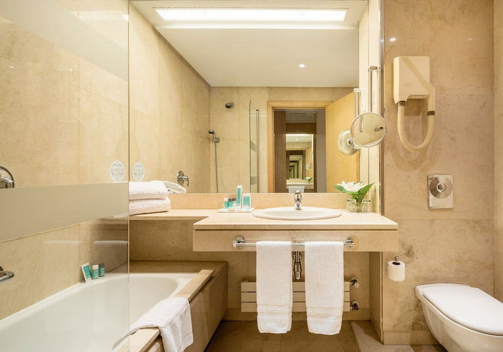 Bathroom 5, Hotel ILUNION Pio XII, Madrid
