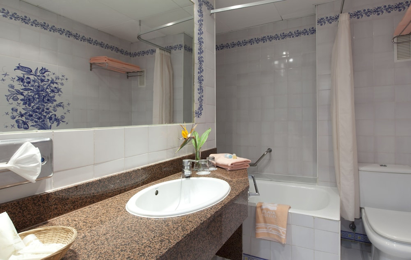 Bathroom 3, Playasol Aquapark & Spa Hotel, Almería