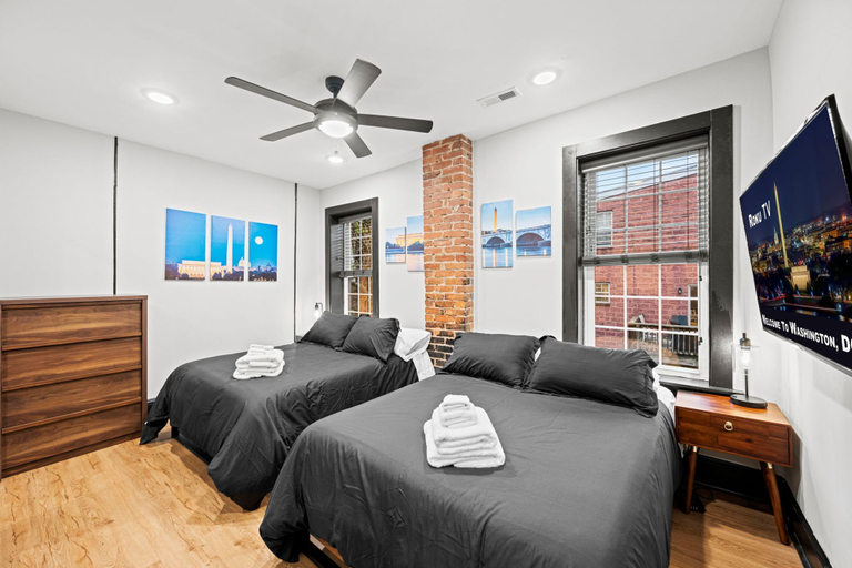 Room 2, Spacious Historic Retreat - Logan Circle Rowhouse, Washington D.C.