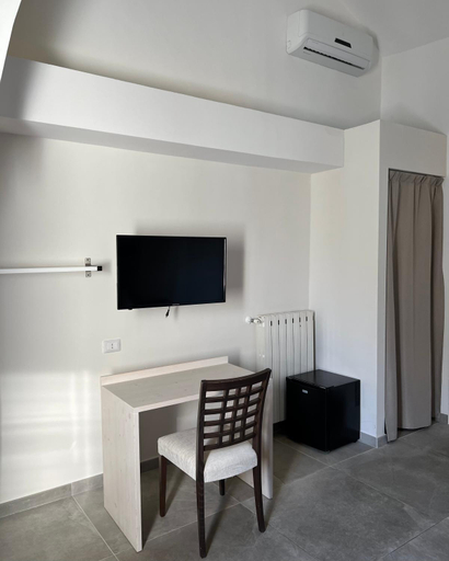 Others 4, B&B Felix, Lecce