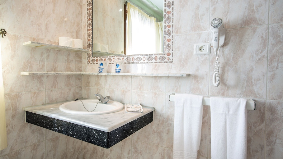 Bathroom 4, Hotel Rey Carlos, Las Palmas