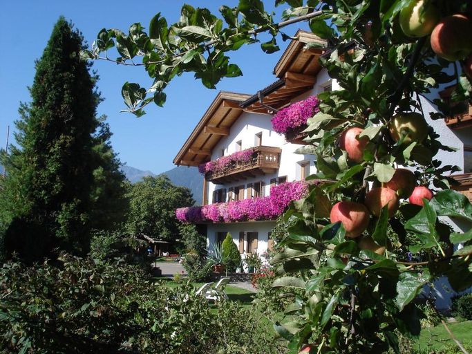 Others 3, Beautiful Residence Klementhof with garden and a seasonal outdoor pool, Bolzano