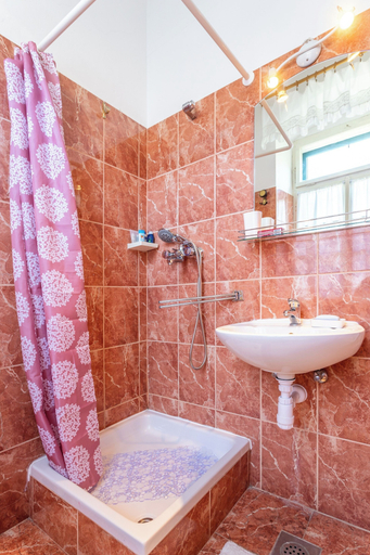 Bathroom 3, Traditional apartment Bacvice, 3 min walk to the beach, Split