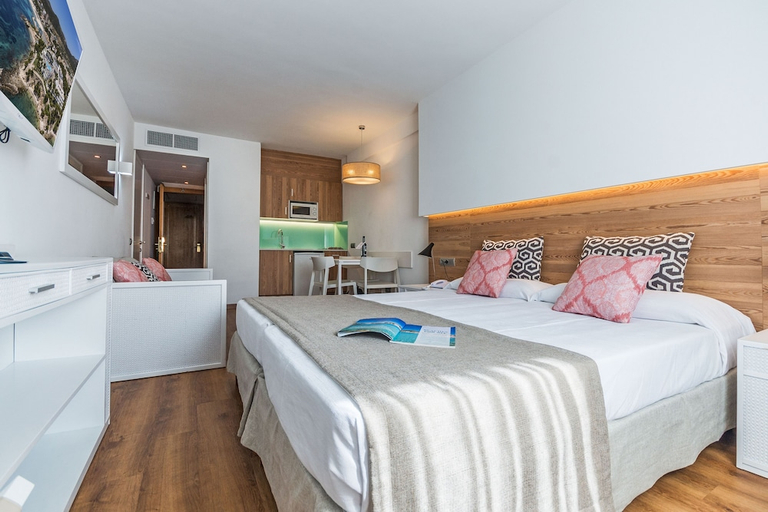 Bedroom 3, Ponent Mar Aparthotel, Baleares