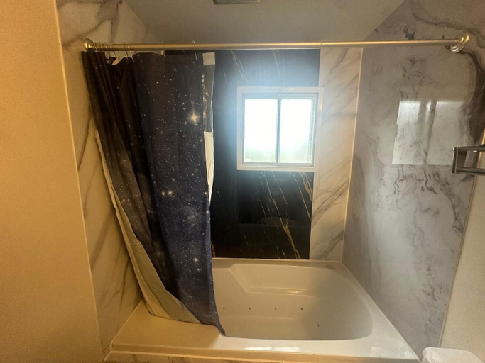 Bathroom 3, Pine Ridge Motel, Cochrane