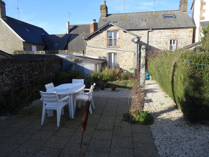 Charming French cottage-gite in the heart of quiet Gorron, Mayenne