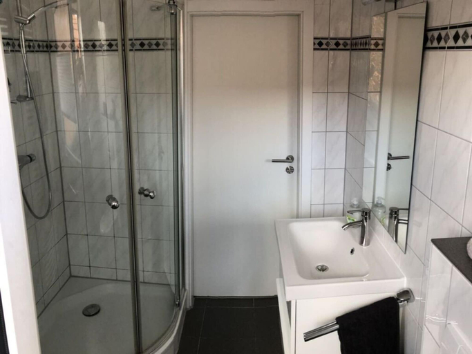 Bathroom 5, Wellmann Modern Retreat, Leer