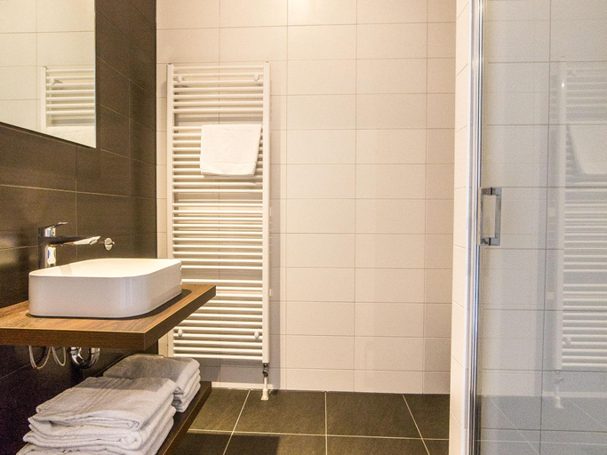 Bathroom, Apartment in Maastricht with Pool Access, Limburg