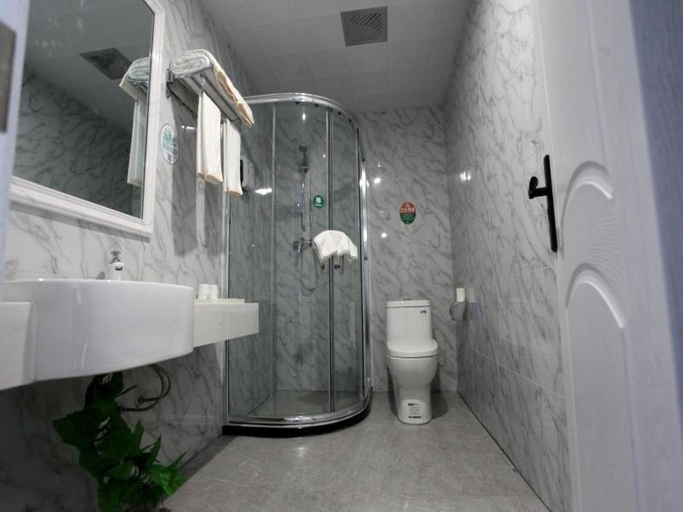 Bathroom 3, GreenTree Alliance Hulunbeier Zhalantun Railway Station Hotel, Hulunbuir