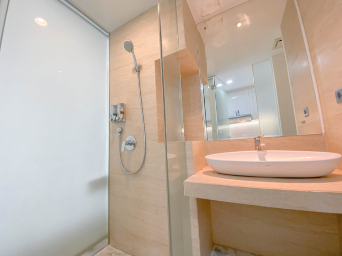 Bathroom 5, Luxurious Studio at Art Deco Apartment By Travelio, Bandung