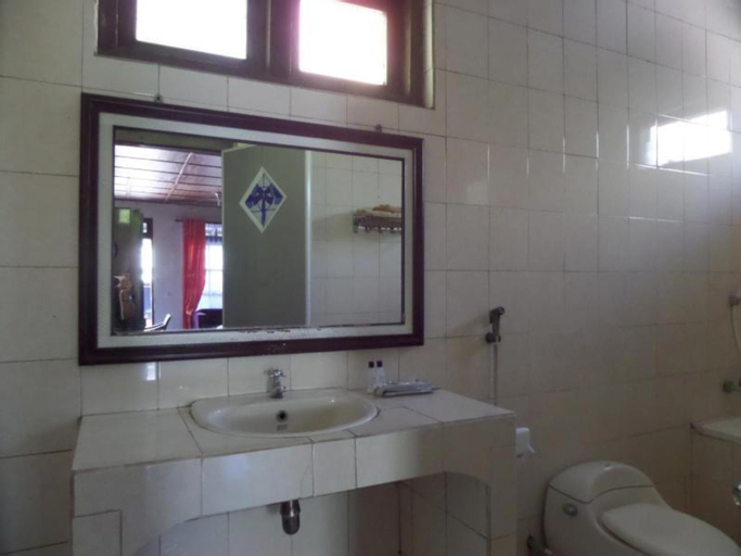 Bathroom 12