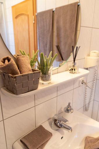 Bathroom 3, Hotel am Ludwigskanal, Roth
