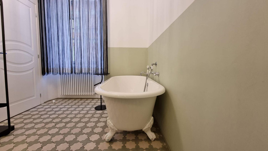Bathroom 3, Dada, Trieste