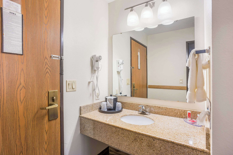 Bathroom 4, Econo Lodge Cedar Rapids South, Linn
