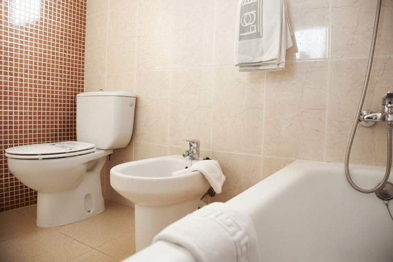 Bathroom 3, La Perla, Girona