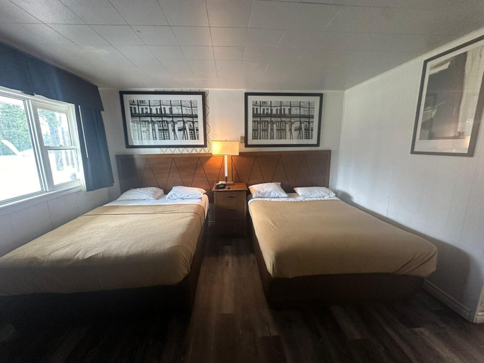 Bedroom 2, Pine Ridge Motel, Cochrane