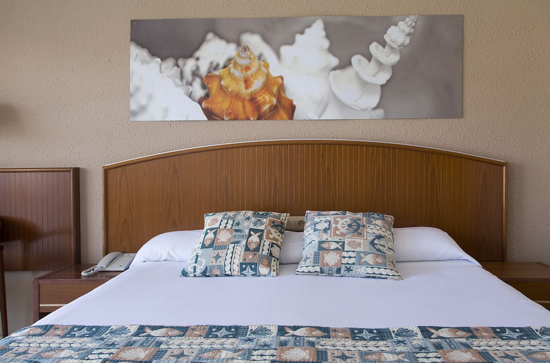 Bedroom 3, GHT Oasis Park & Spa, Girona