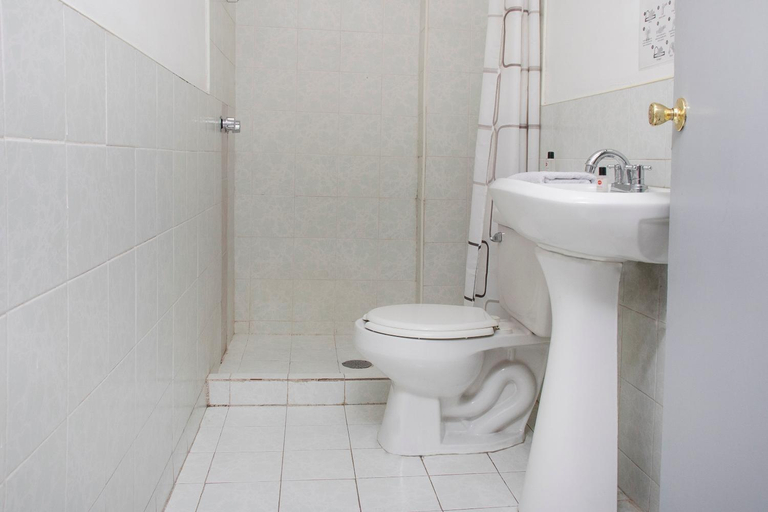 Bathroom 2, Hotel Allende 104, Chihuahua