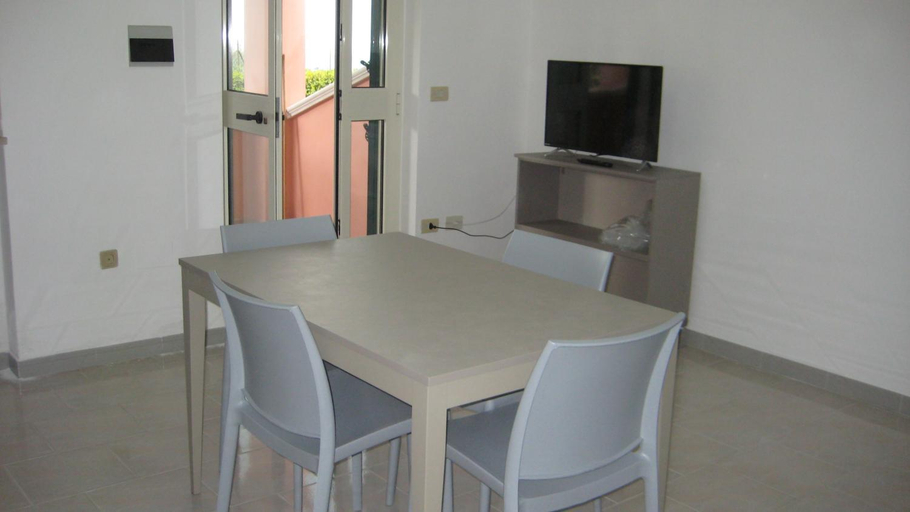 Others 4, Villa Hibiscus, Foggia