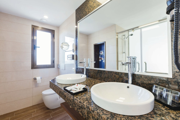 Bathroom 3, Hotel RIU Bravo, Baleares