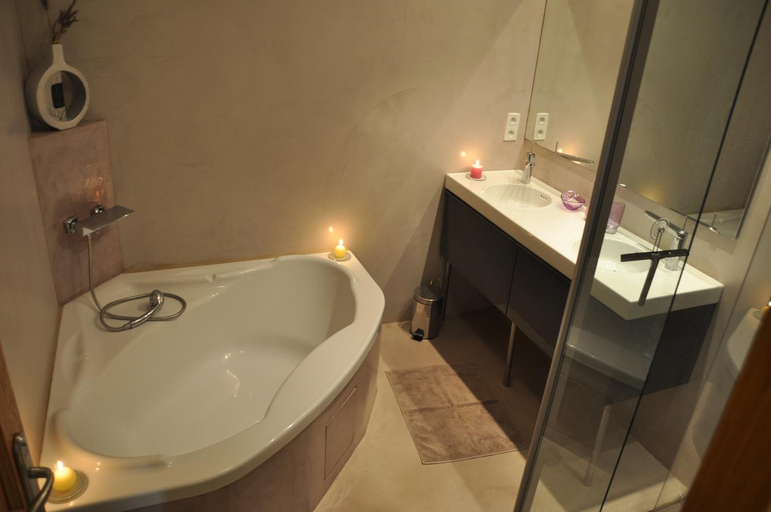Bedroom 3, Cottage in a castle between vineyards and lavender, Drôme