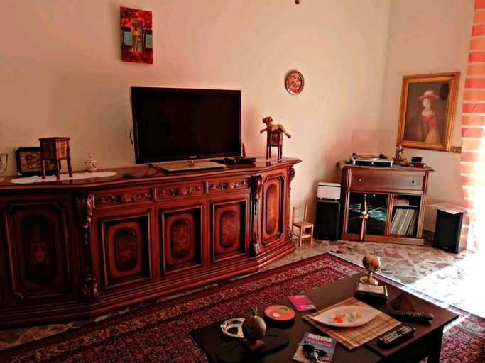 Others 2, A Casa di Raffy, Bari