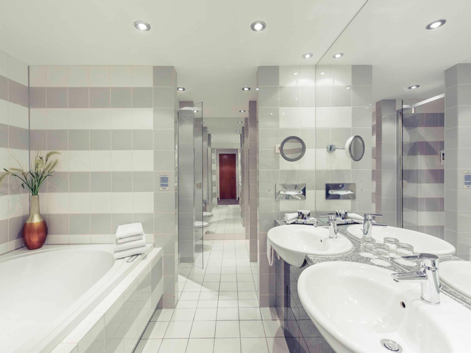 Bathroom 18