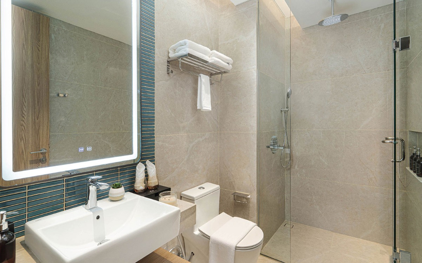 Bathroom 4, Oakwood Hotel & Apartments Grand Batam, Batam