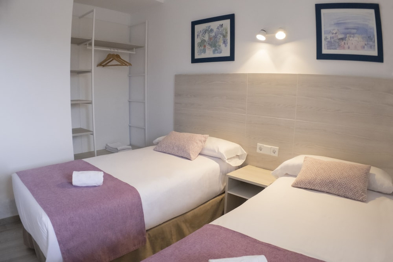 Bedroom 4, Cye Holiday Centre, Tarragona