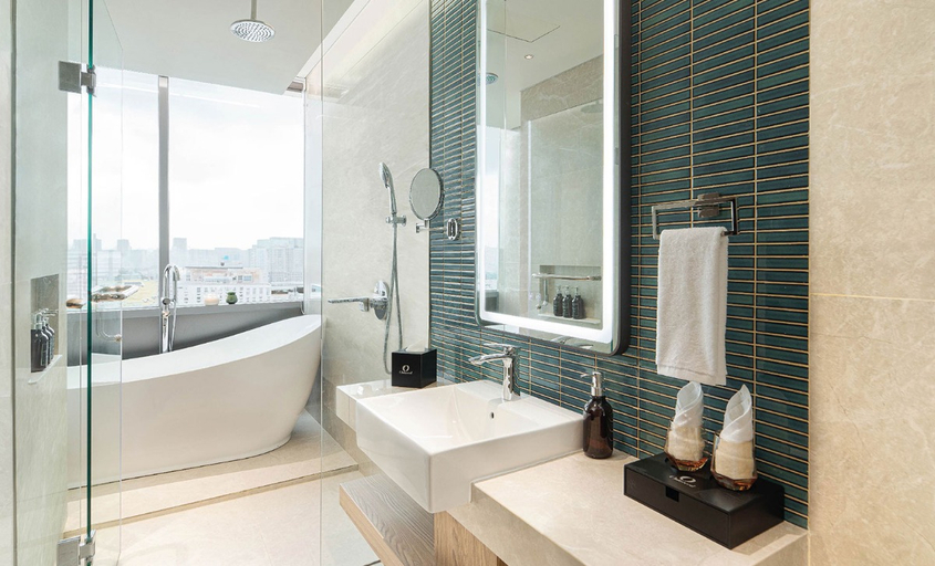 Bathroom 5, Oakwood Hotel & Apartments Grand Batam, Batam
