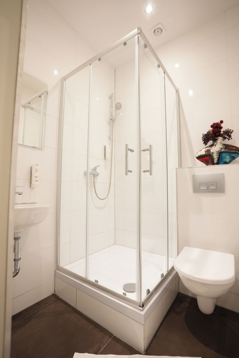 Bathroom 5, Hotel Attaché by ANS, Frankfurt am Main