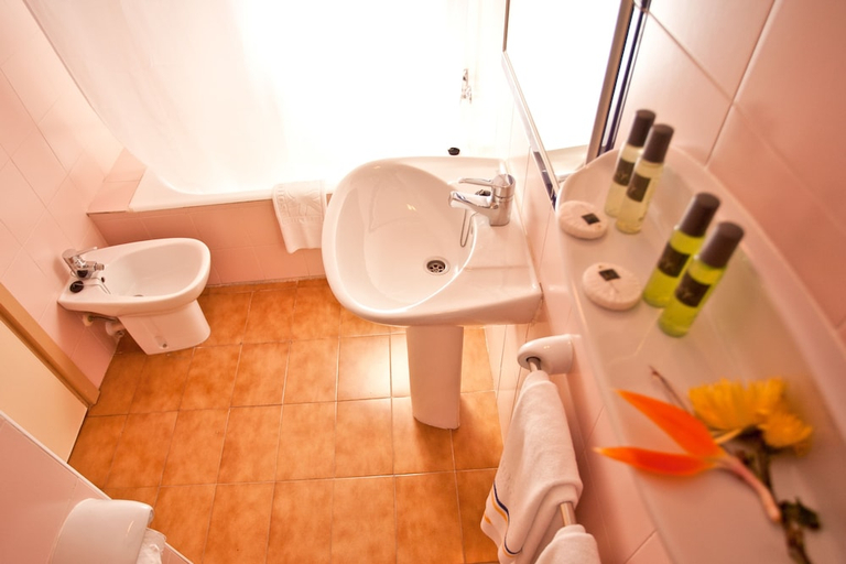 Bathroom 3, Insotel Club Maryland, Baleares