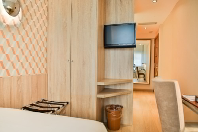 Bedroom 2, Hotel Opera, Madrid