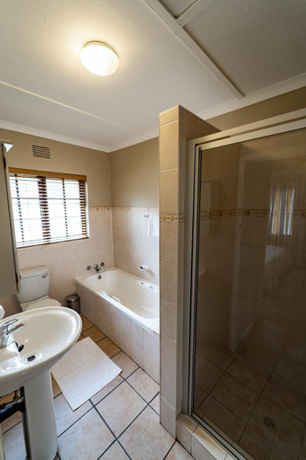 Bathroom 2, Gooderson Knysna Chalets, Eden