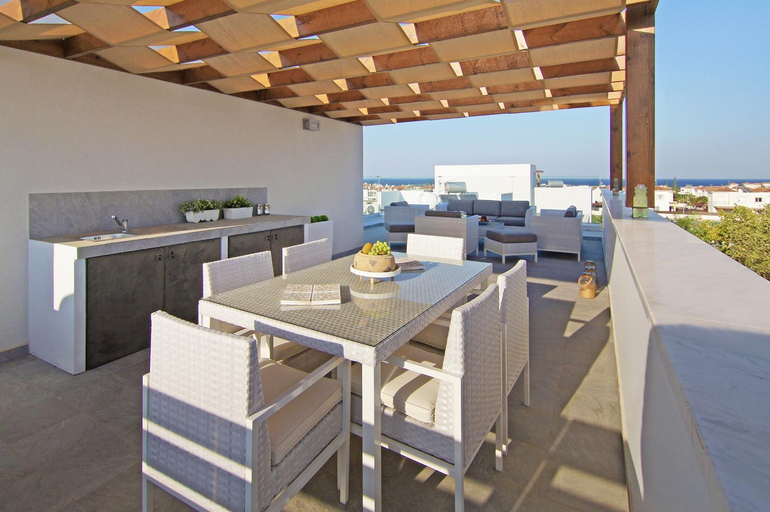 Food & Drinks, Villa Lily