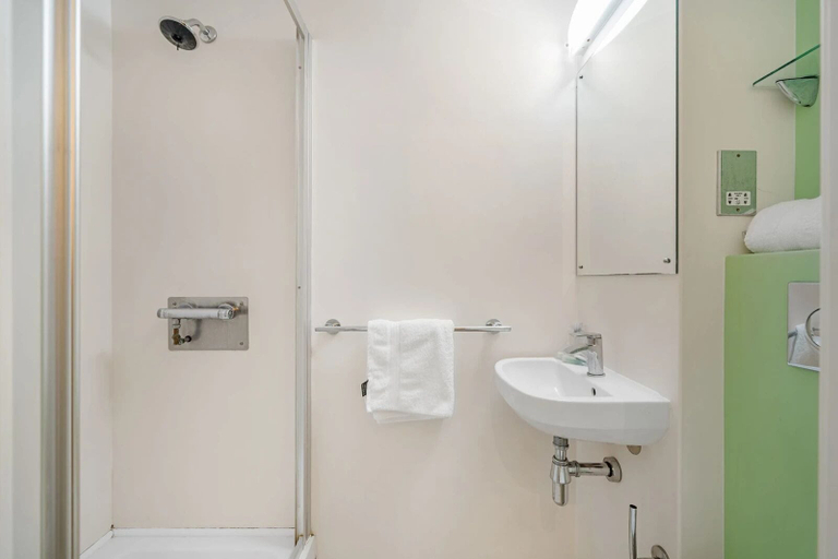 Bathroom 3, For Students Only Chapter South Bank in London, London