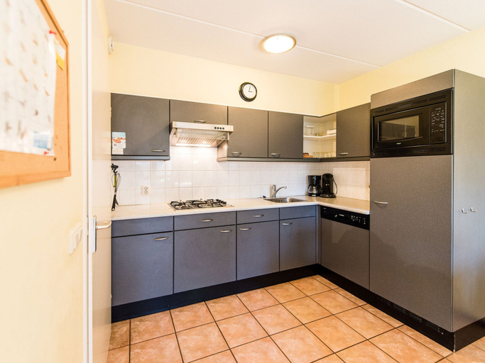 Private kitchen 2, Thatched Villa With Dishwasher Near the Beach, Ameland
