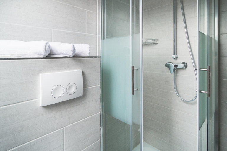 Bathroom 3, Apartment City Lenaustrasse, Region Hannover