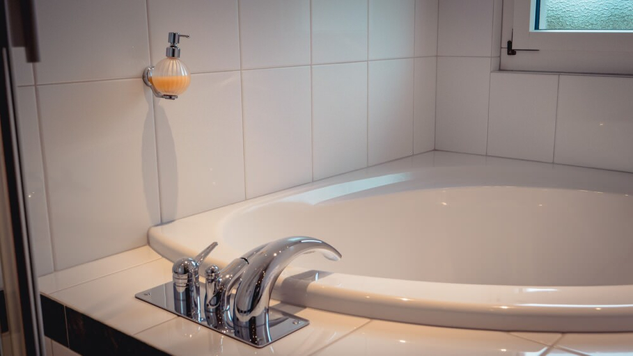 Bathroom 5, Seedamm Plaza, Höfe