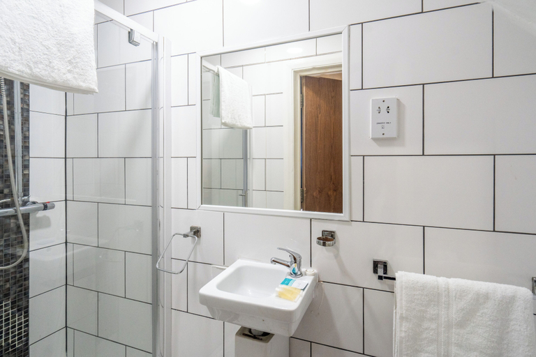 Bathroom 5, Trivelles Seaforth, Sefton