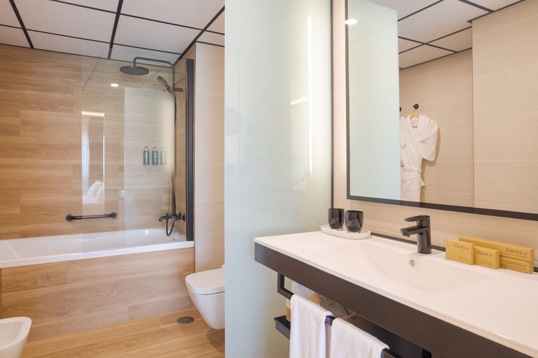Bathroom 4, The Level at Melia Alicante - Adults Only, Alicante