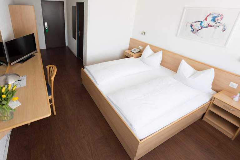 Bedroom 2, Hotel Metropol, Rheintal