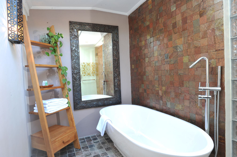 Bathroom 5, Puri Raja Hotel, Badung